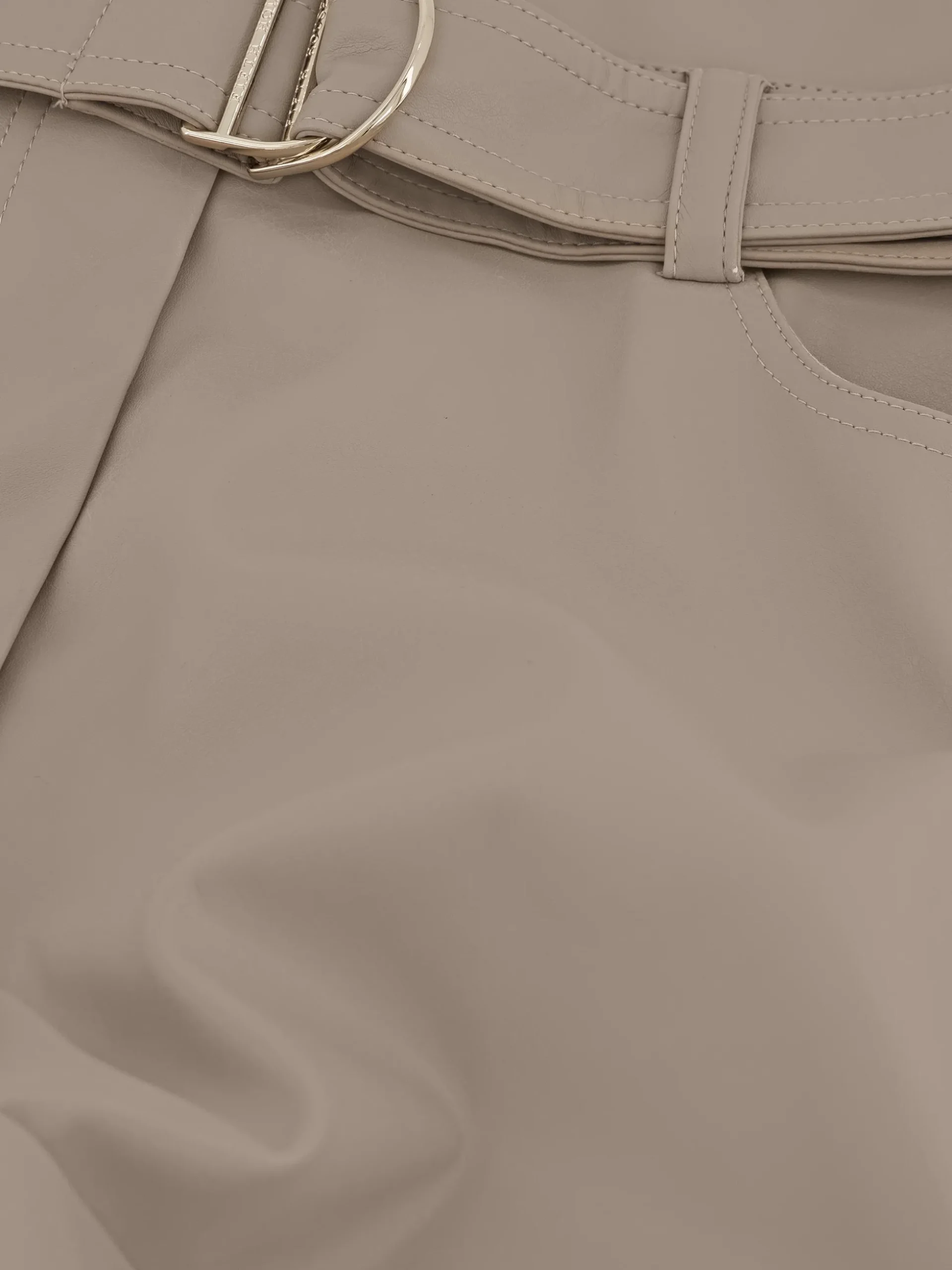 Shorts van imitatieleer met een riem en studs